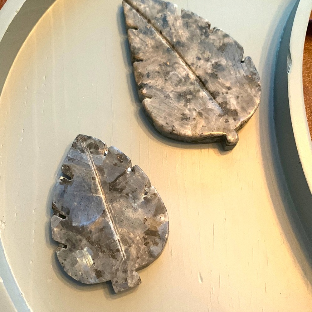 Larvikite Leafs
